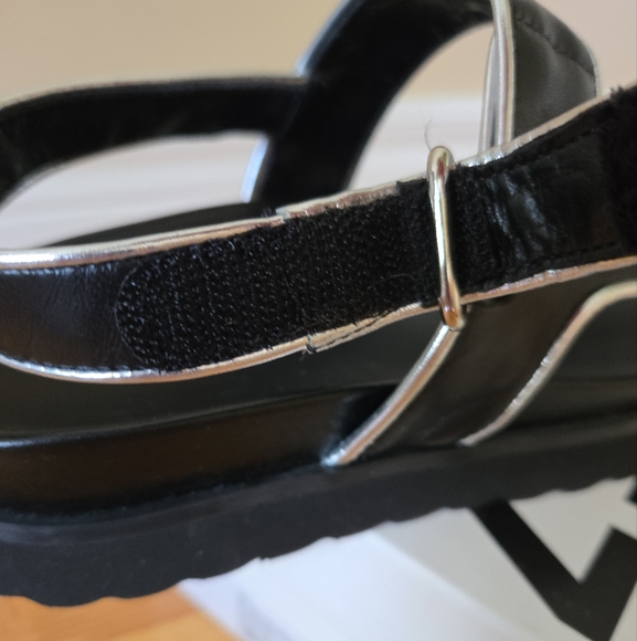 Zaha Metallic Leather Grip-Strap Platform Sandals (excellent condition) - Picture 9 of 10